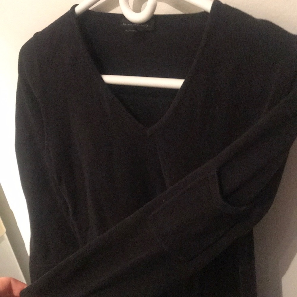 Fabulous Club Monaco 100% Cotton v neck sweatshirt with stylin’ sleeve pocket 👌